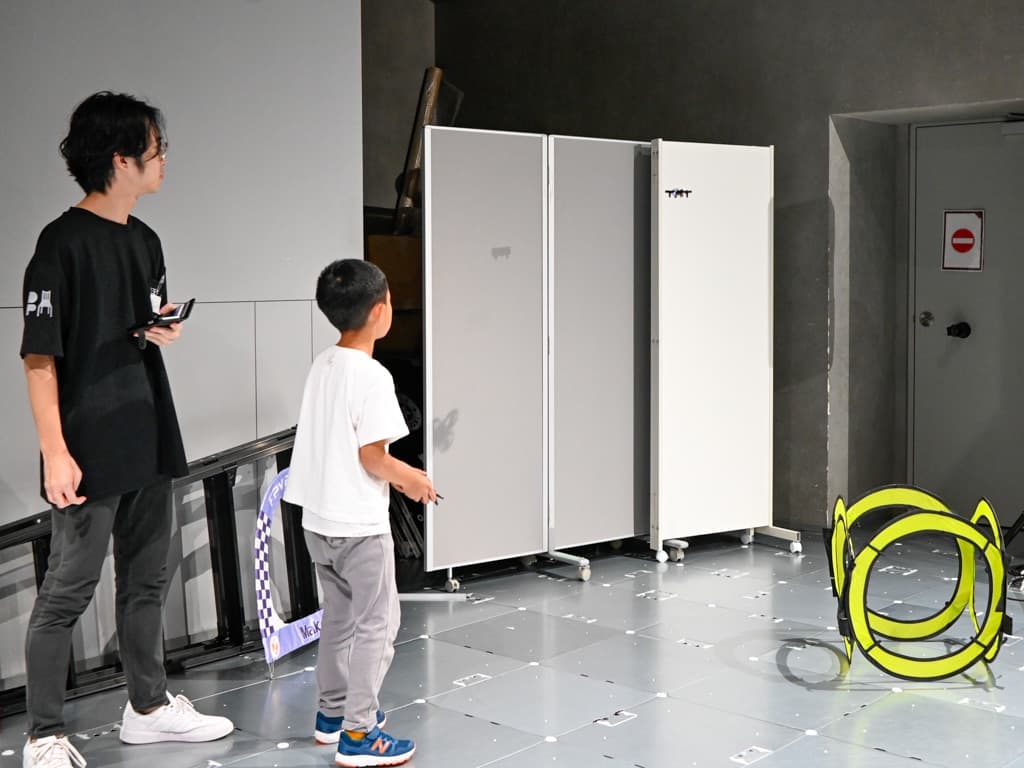 RED° TOKYO TOWERでスタッフと子どもがドローンを体験している様子