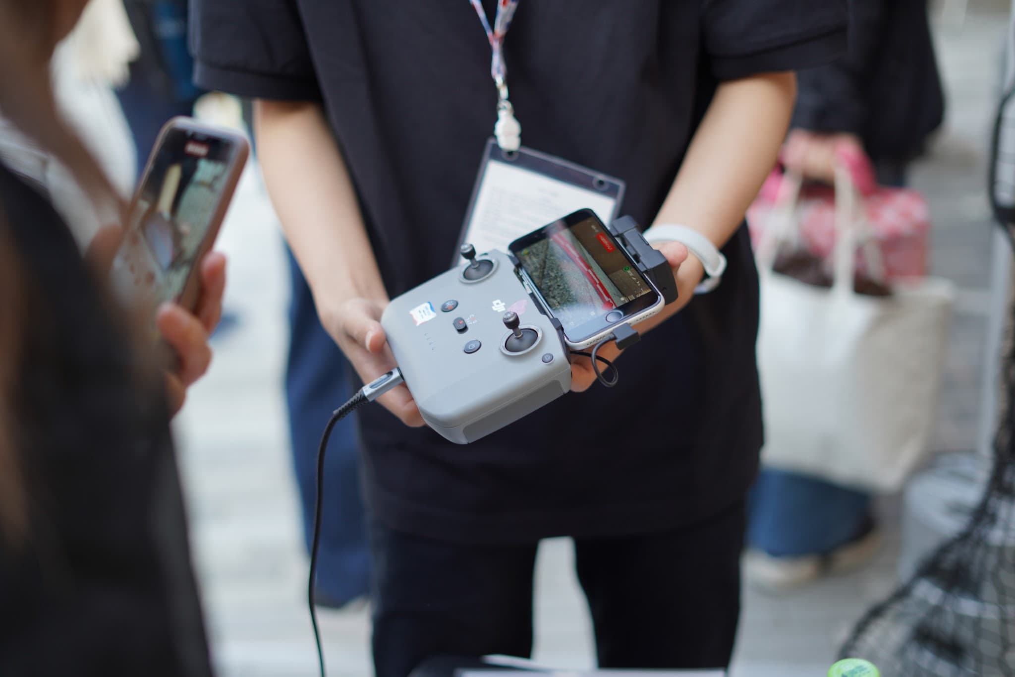イベント会場でドローンのコントローラーを案内している様子