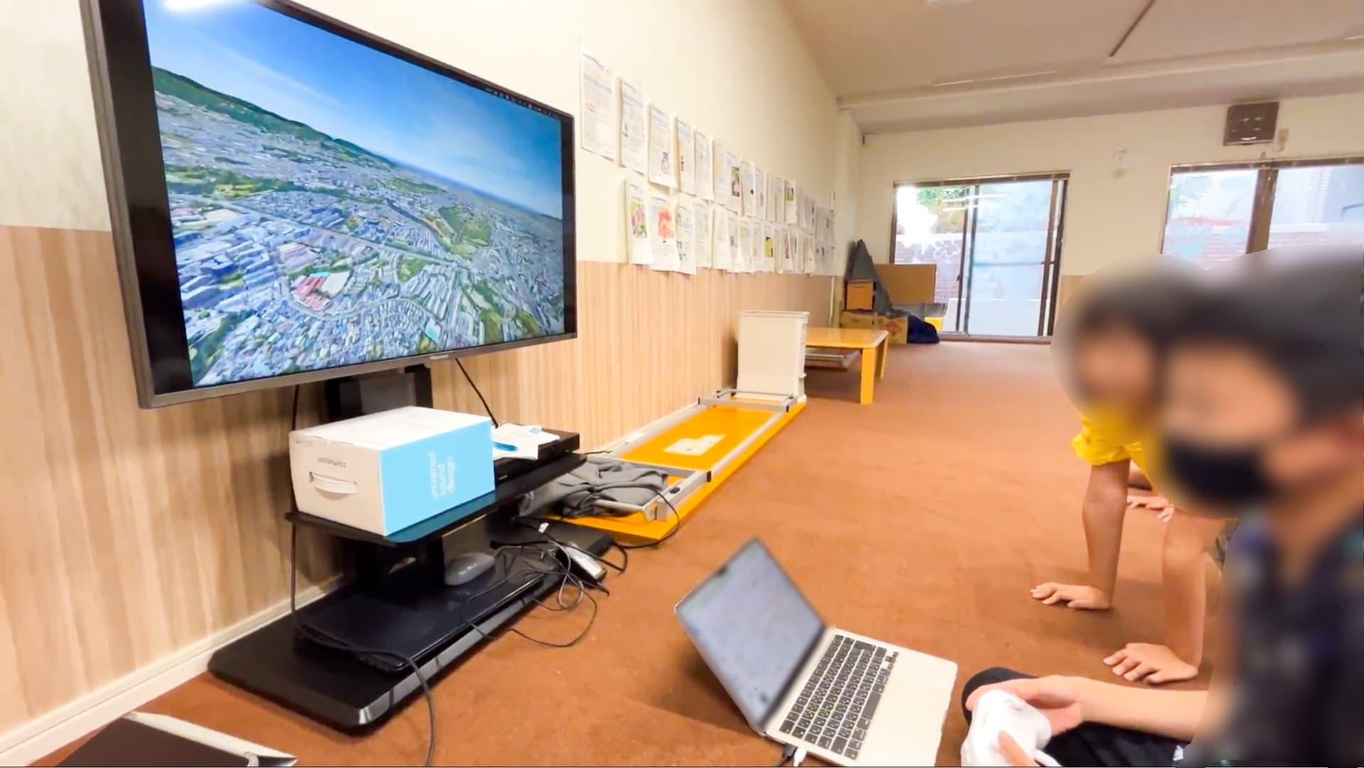 アフタースクールで子どもがドローン体験に参加している様子