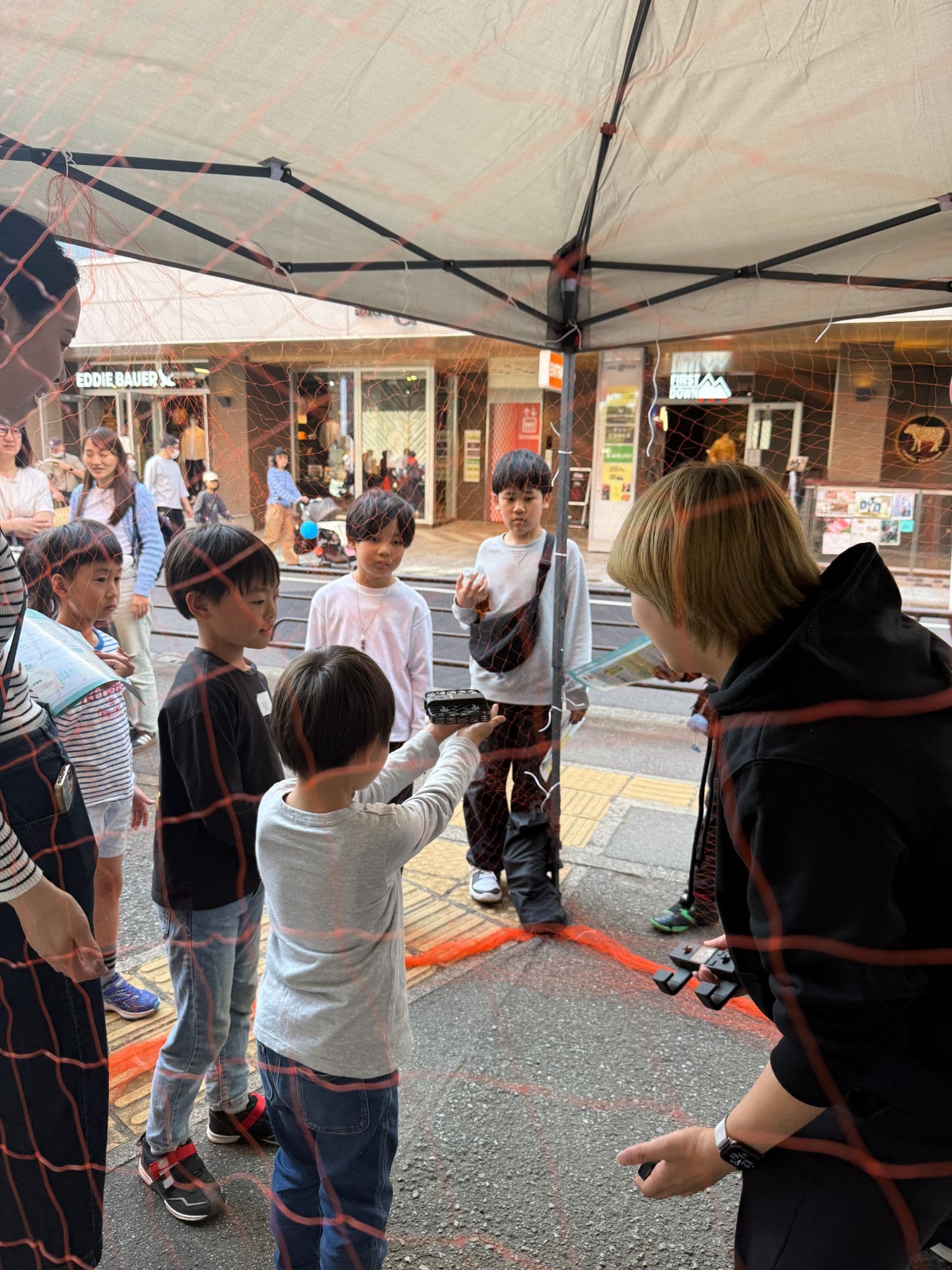 武蔵野公会堂でドローン体験を行っている様子