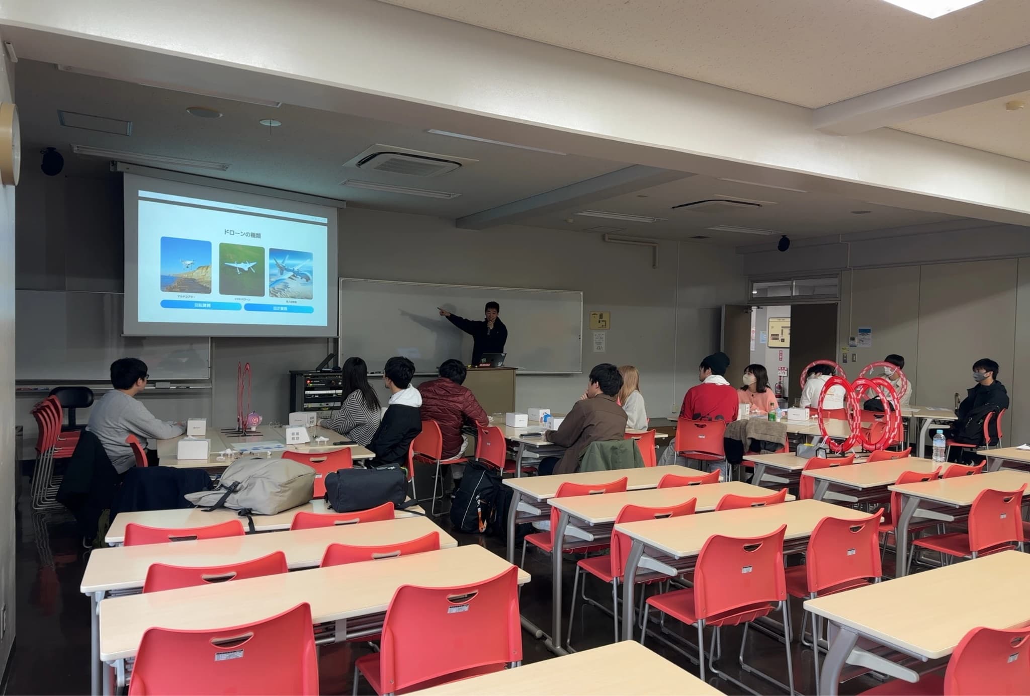 文教大学でドローン体験を行っている様子