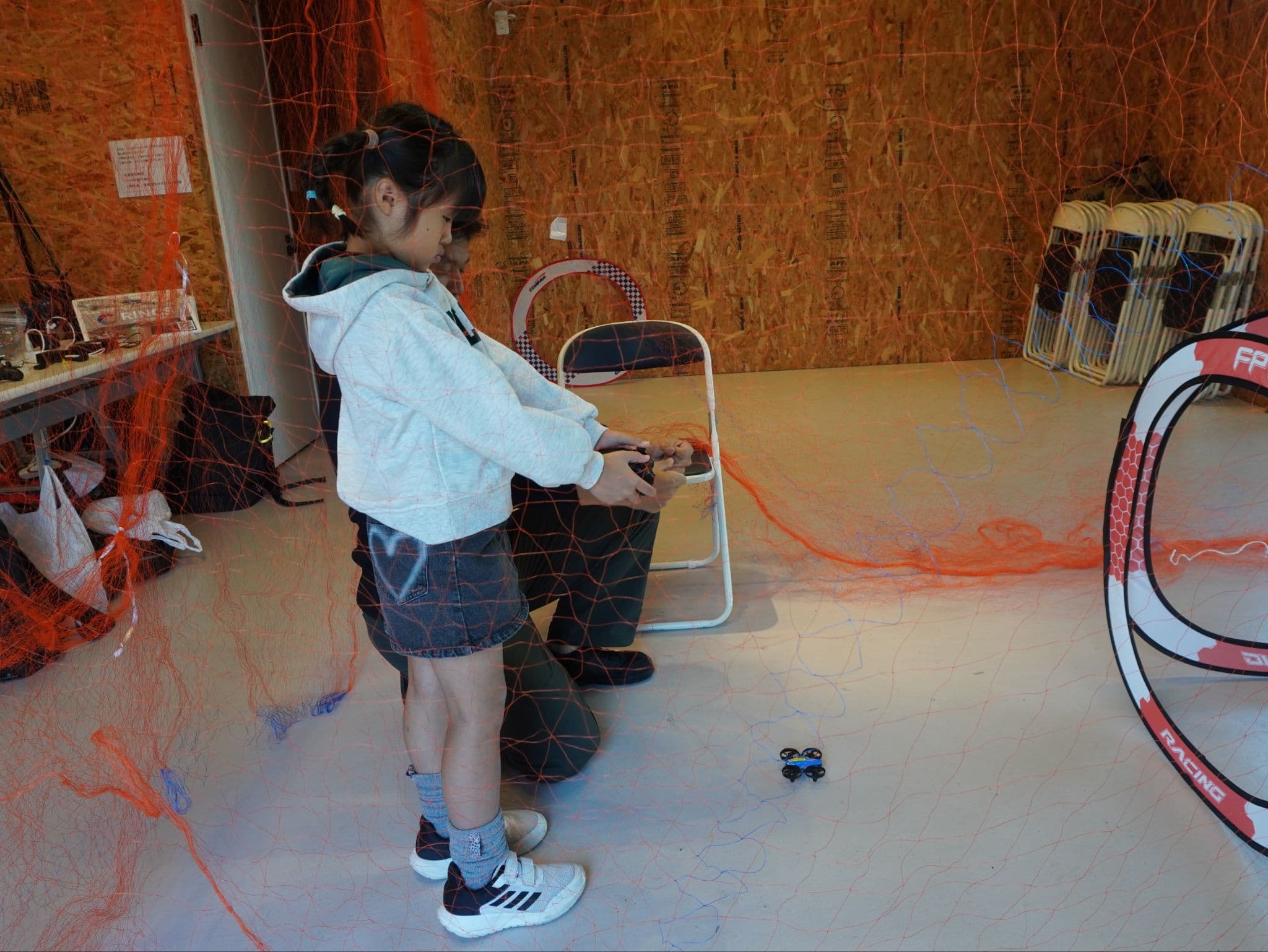 KIDS FESの体験ブースで参加者がドローンを見ている様子